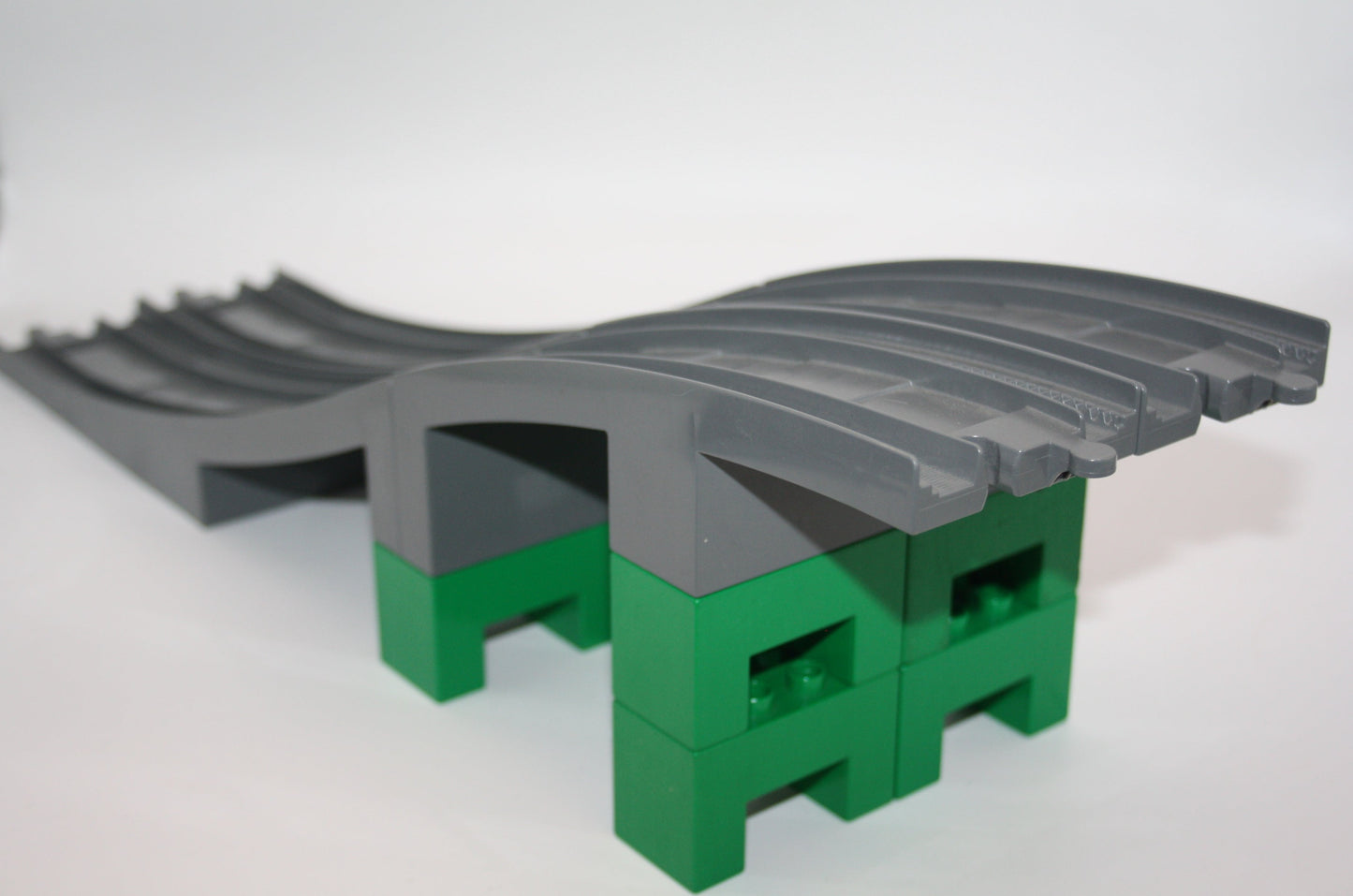 Duplo - Brücke/Eisenbahnbrücke inkl. Stützsteine - neugrau/hellgrau - Schienen - Eisenbahn