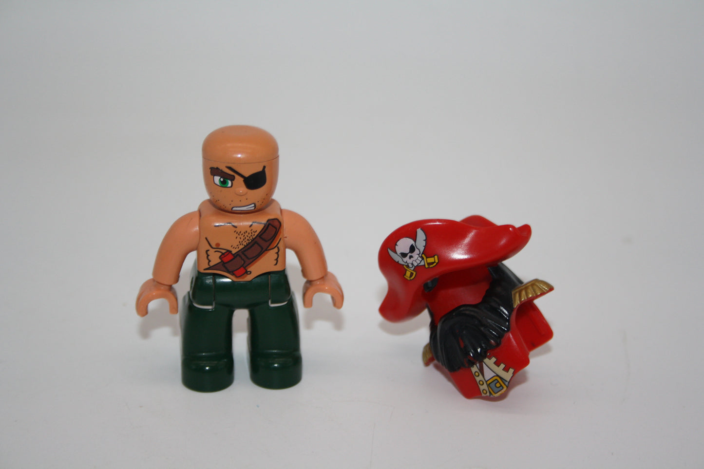 Duplo - Pirat mit abnehmbarer Mütze - dunkelgrüne Hose - Figur
