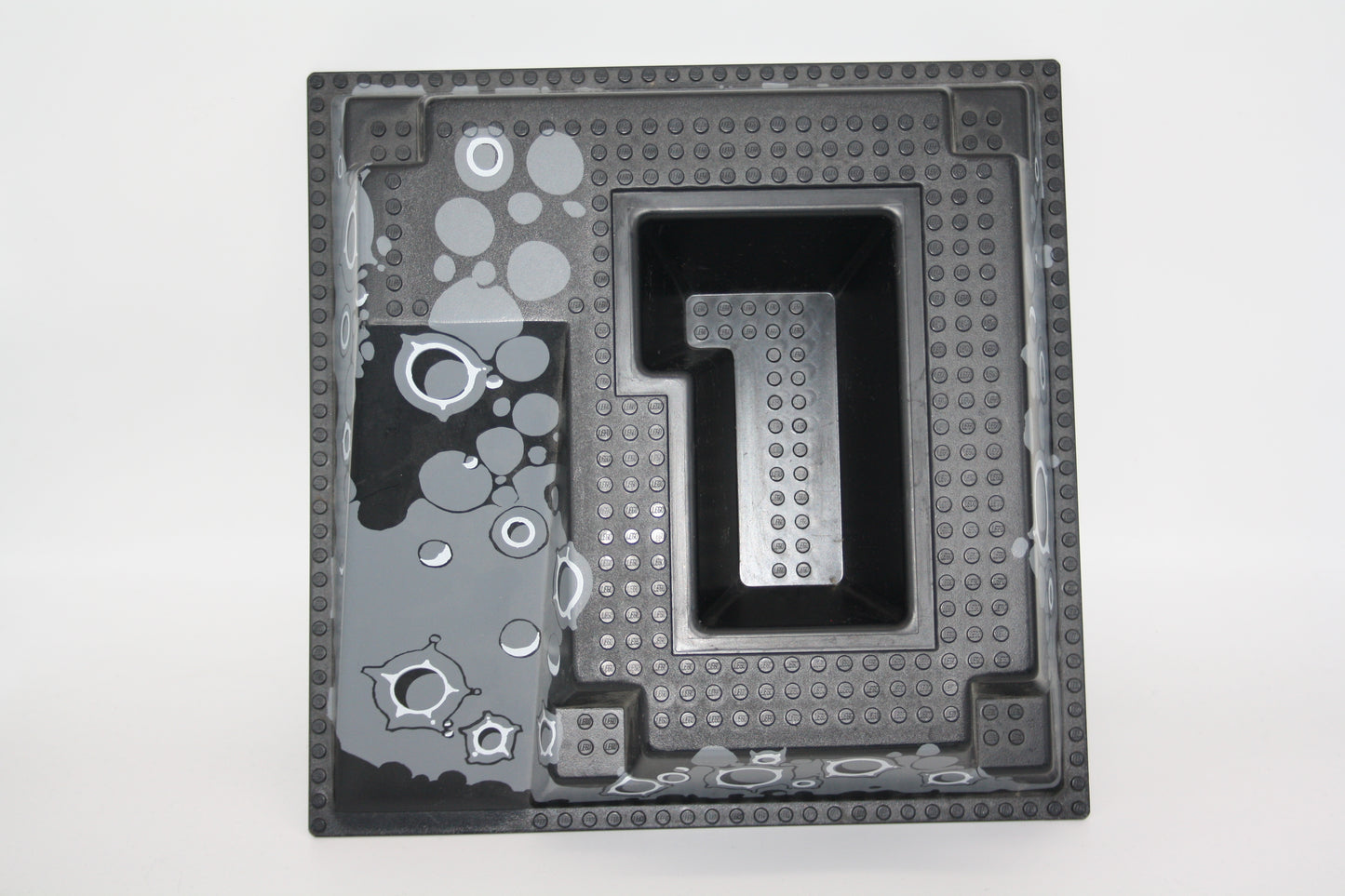 LEGO® - 32x32 3D Platte Erhöhung mit Rampe und Grube - schwarz/Kratermuster - 2552px2 - u.A. aus 6991-1 - Platten - Base Plate