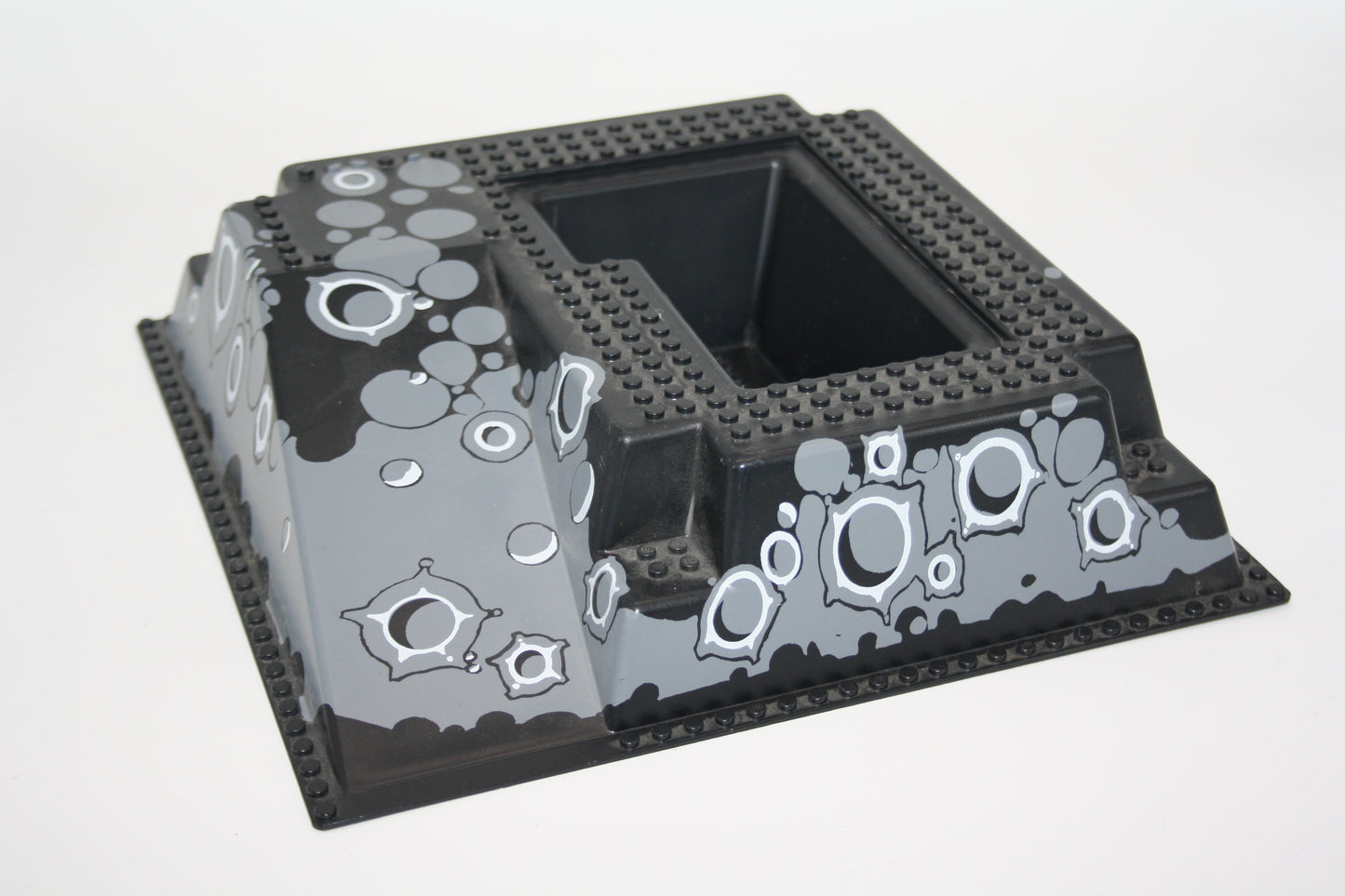 LEGO® - 32x32 3D Platte Erhöhung mit Rampe und Grube - schwarz/Kratermuster - 2552px2 - u.A. aus 6991-1 - Platten - Base Plate