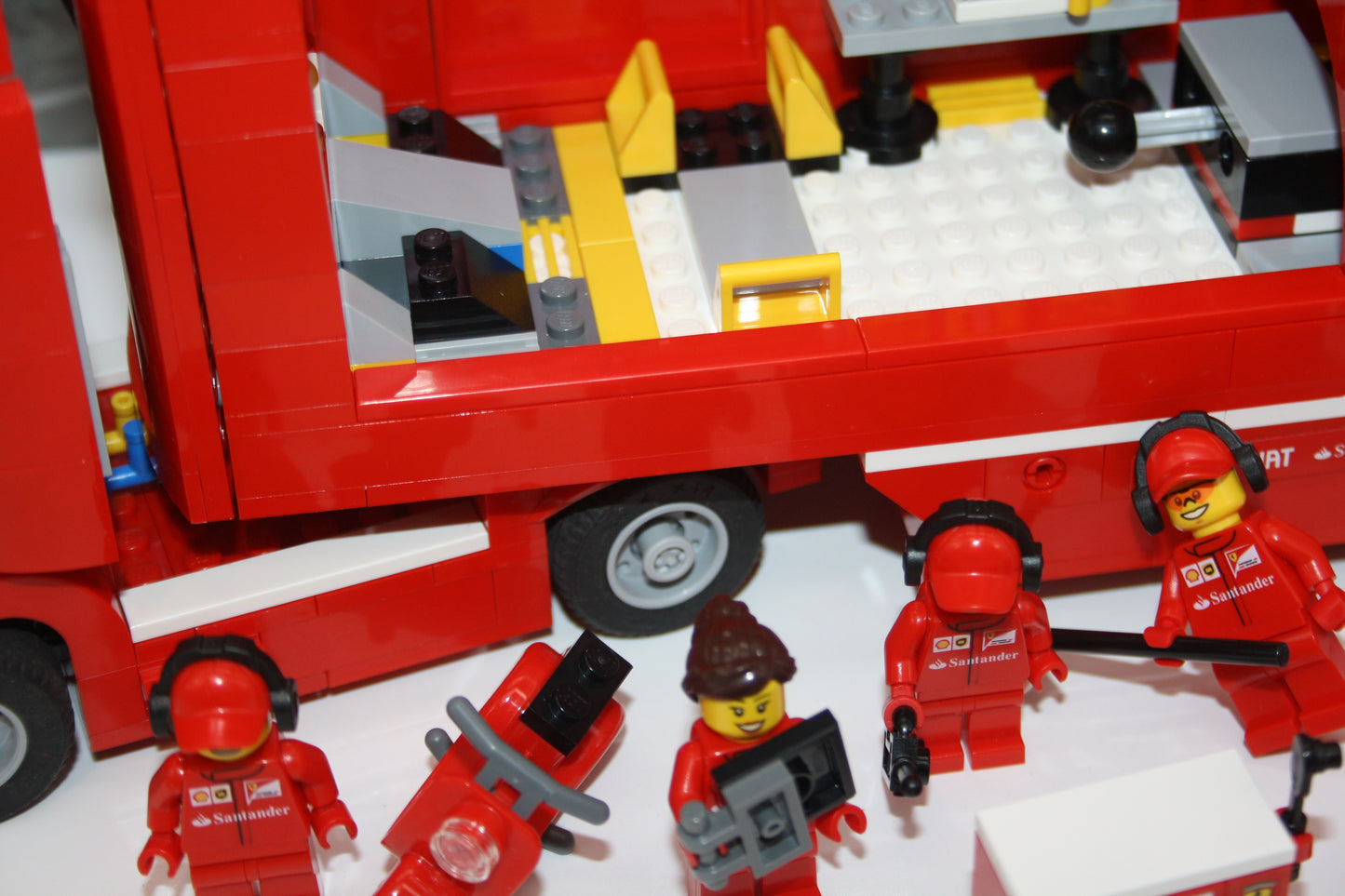 LEGO® Speed Champions - Set 75913 F14 T & Scuderia Ferrari Truck + BA