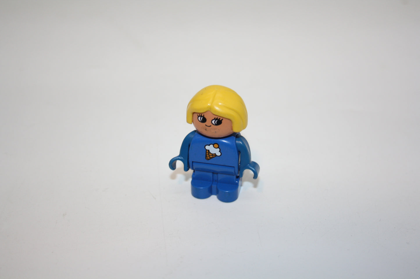 Duplo - blondes Mädchen - blaue Hose/blauer Pulli mit Eis Aufdruck - Lisa - Figur