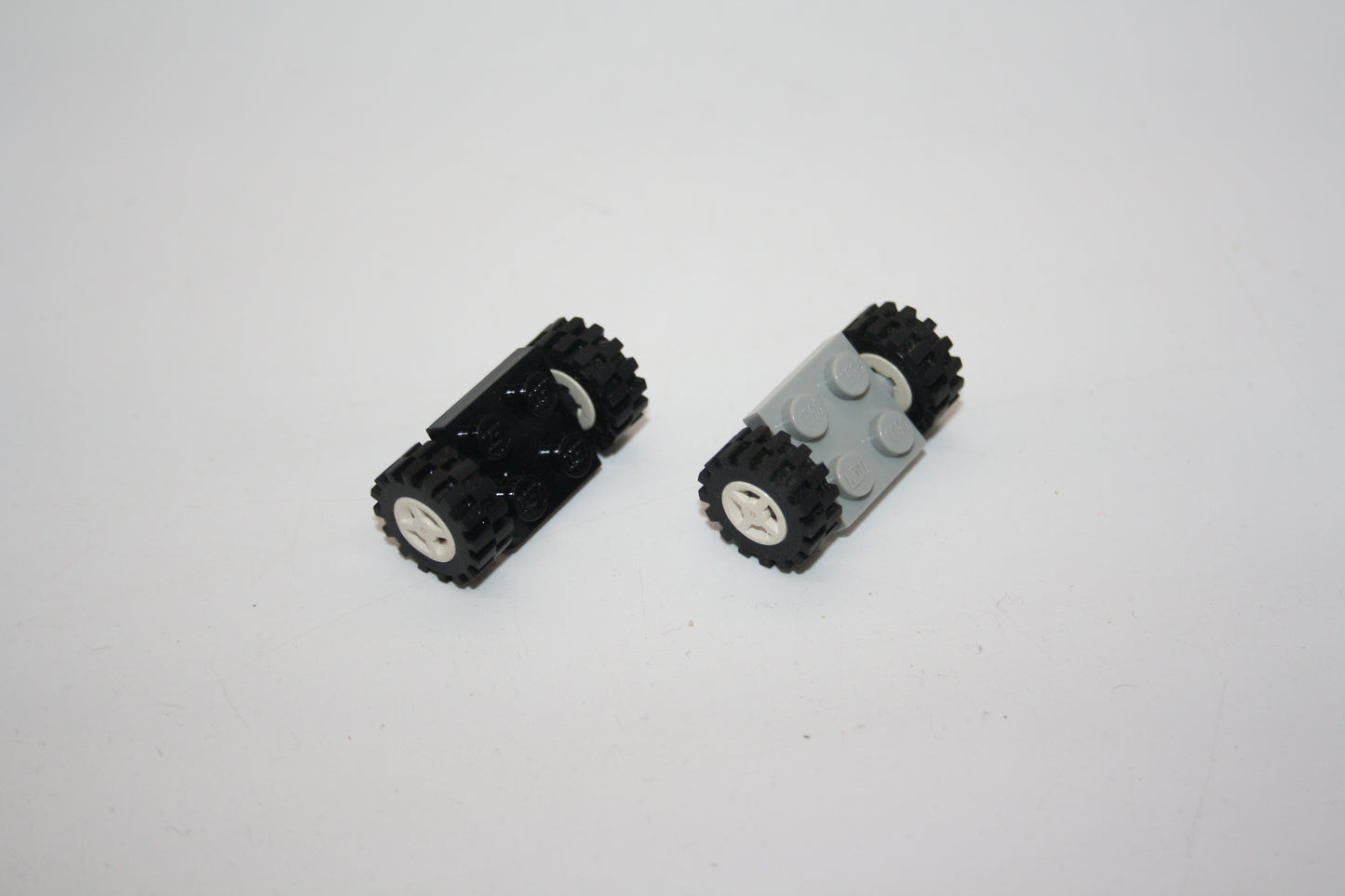 LEGO® - Platte, modifiziert 2x2 mit weißen Felgen mit schwarzen Reifen 15mm - 122c01 - Reifen/Räder