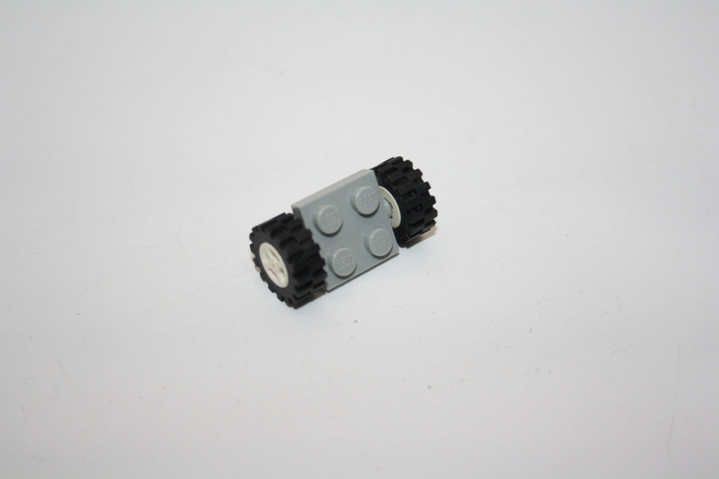 LEGO® - Platte, modifiziert 2x2 mit weißen Felgen mit schwarzen Reifen 15mm - 122c01 - Reifen/Räder