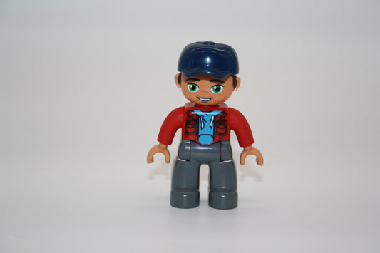 Duplo - Mann - graue Hose/rote Jacke/dunkelblaue Cappy - Figur