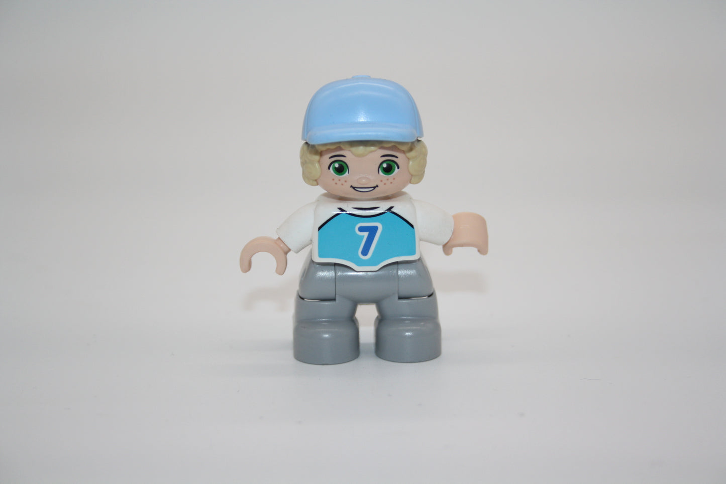 Duplo - Junge - graue Hose/blaue Cappy - Figur