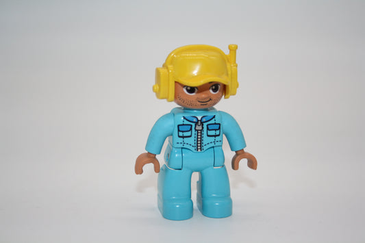 Duplo - Pilot - hellblaue Hose/hellblaues Oberteil/gelber Helm - Figur