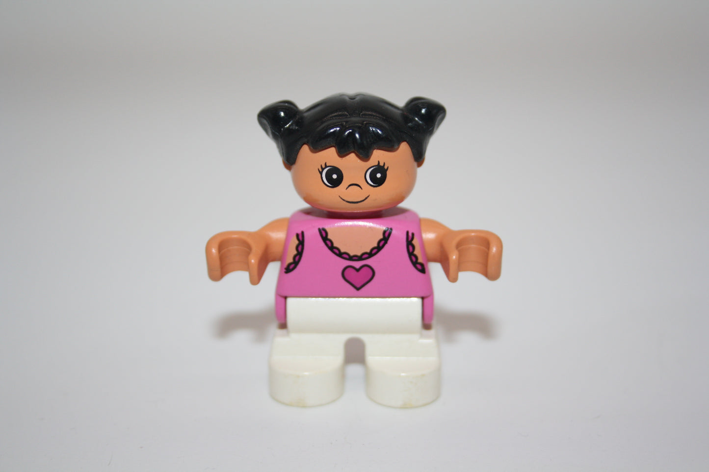 Duplo - Mädchen - schwarze Haare - weiße Hose - pinkes Oberteil mit Herz - Figur